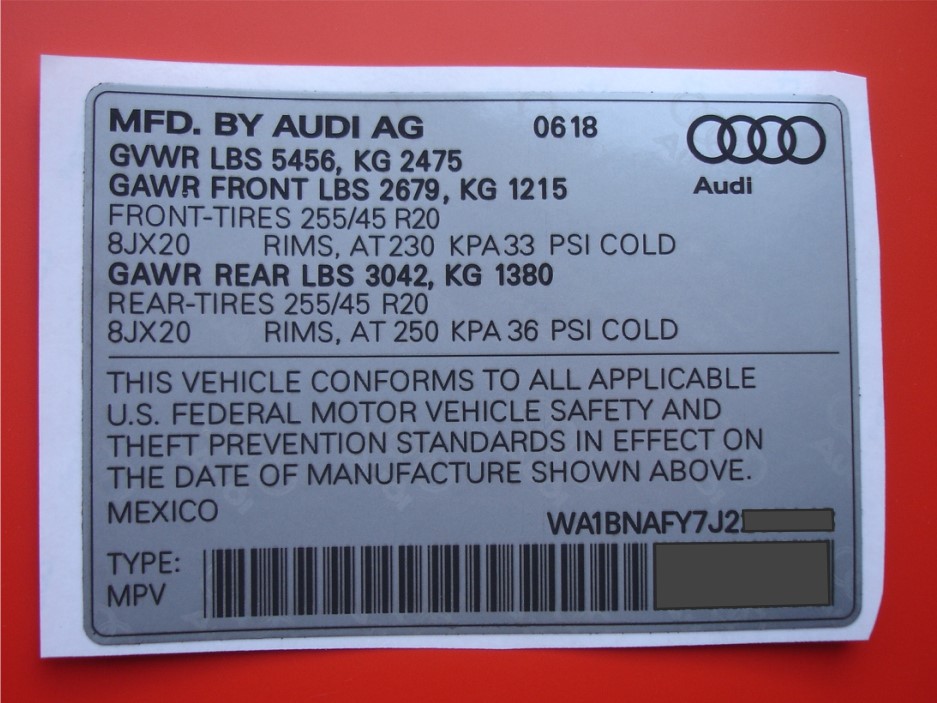 серая дублирующая наклейка AUDI Q5 со штрихкодом