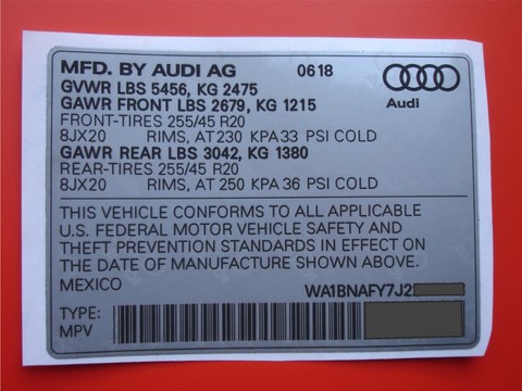 серая дублирующая наклейка AUDI Q5 со штрихкодом